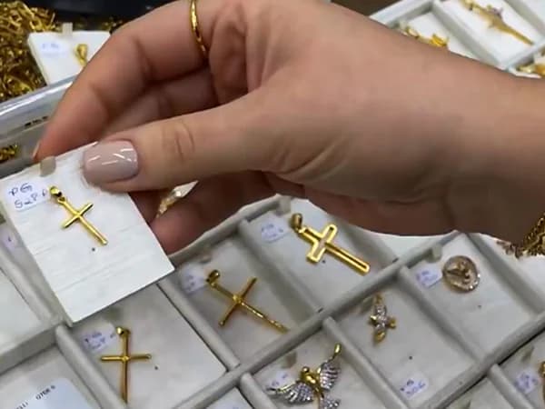 Peças brutas em latão sendo separadas e organizadas para envio ou retirada